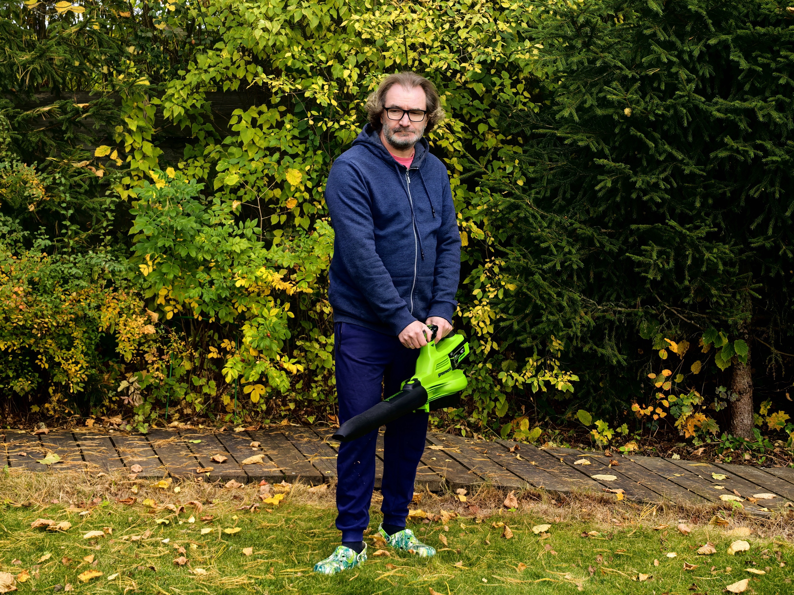 Современные аккумуляторные воздуходувки значительно упрощают уборку территории. 