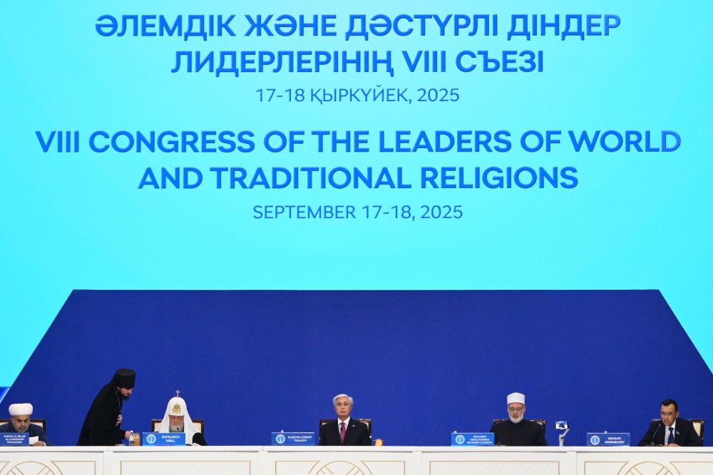 Одним из главных критериев успеха съезда стало присутствие на нем мировых лидеров религий, первым из которых был патриарх Московский и всея Руси Кирилл (второй слева).