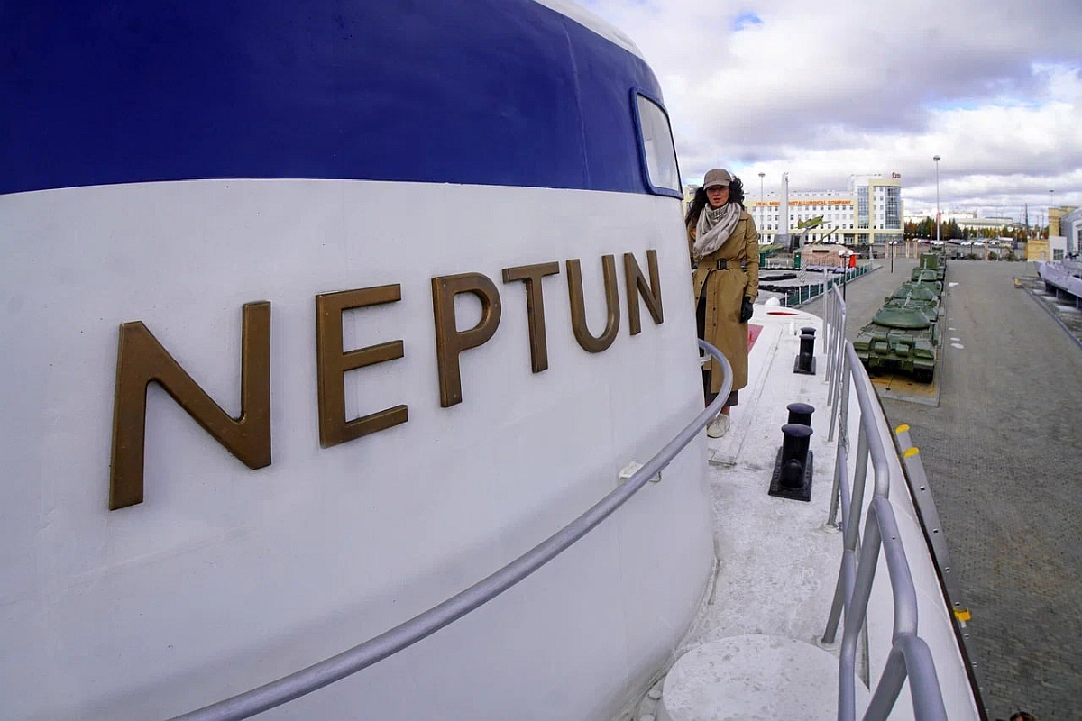 Подлодке вернули оригинальное название - Neptun. При отправке в Карибское море к нему добавили одну букву, чтобы оно соответствовало английскому написанию - Neptune.