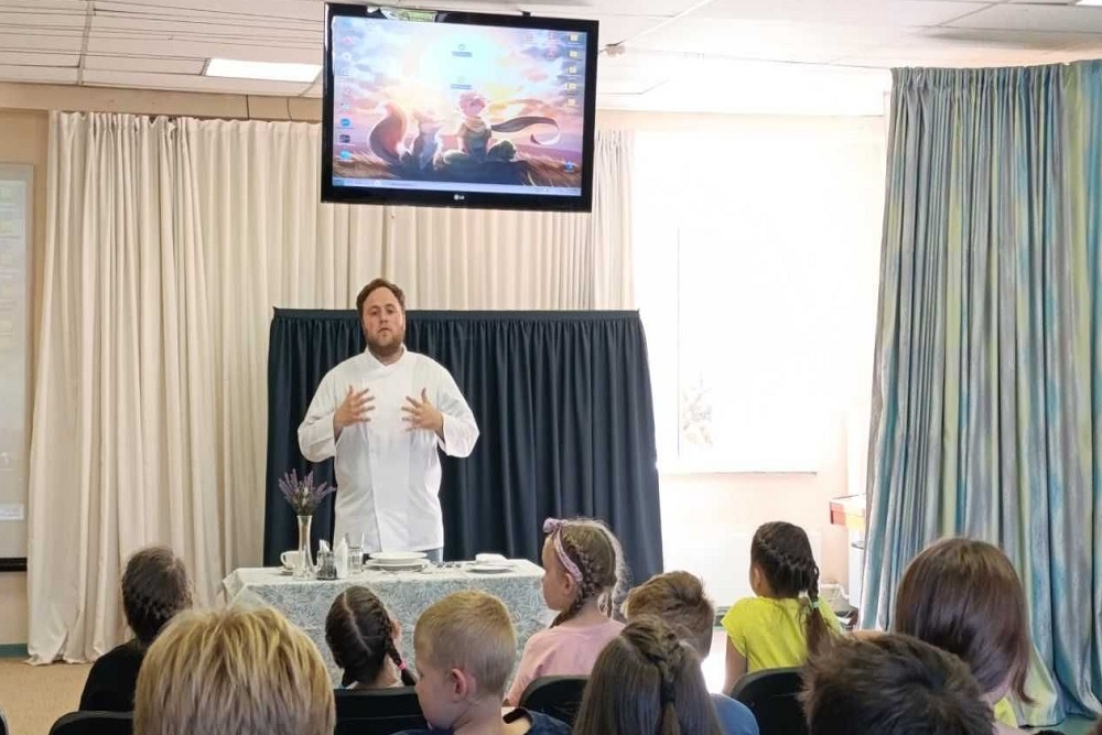 Преподаватель Андрей Ермолин рассказал, каких специалистов готовят в техникуме индустрии питания и сферы услуг. 