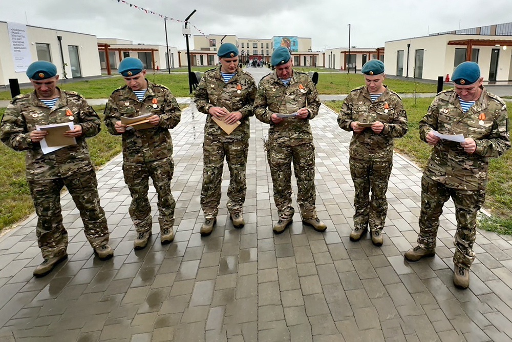 Военнослужащие 337-го десантно-штурмового полка на территории арт-кластера "Таврида" в селе Счастливцево за чтением писем от родных и близких.