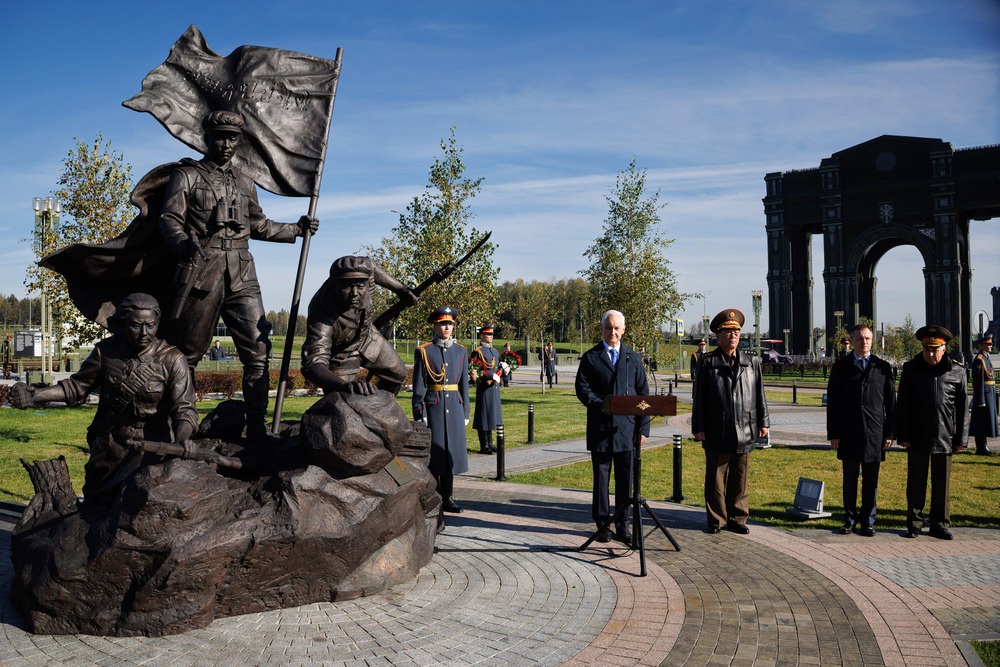 Скульптурная композиция представляет собой группу корейских партизан, смело идущих в атаку.