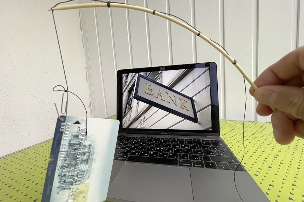 У одного клиента банк снял больше 10 тыс. руб. за страховку к кредитной карте, о которой тот даже не подозревал.