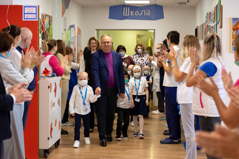 Госпитальные школы проекта "УчимЗнаем" позволяют детям, находящимся на длительном лечении, не отставать от школьной программы, развивать таланты и общаться. Госпитальные школы проекта "УчимЗнаем" позволяют детям, находящимся на длительном лечении, не отставать от школьной программы, развивать таланты и общаться.