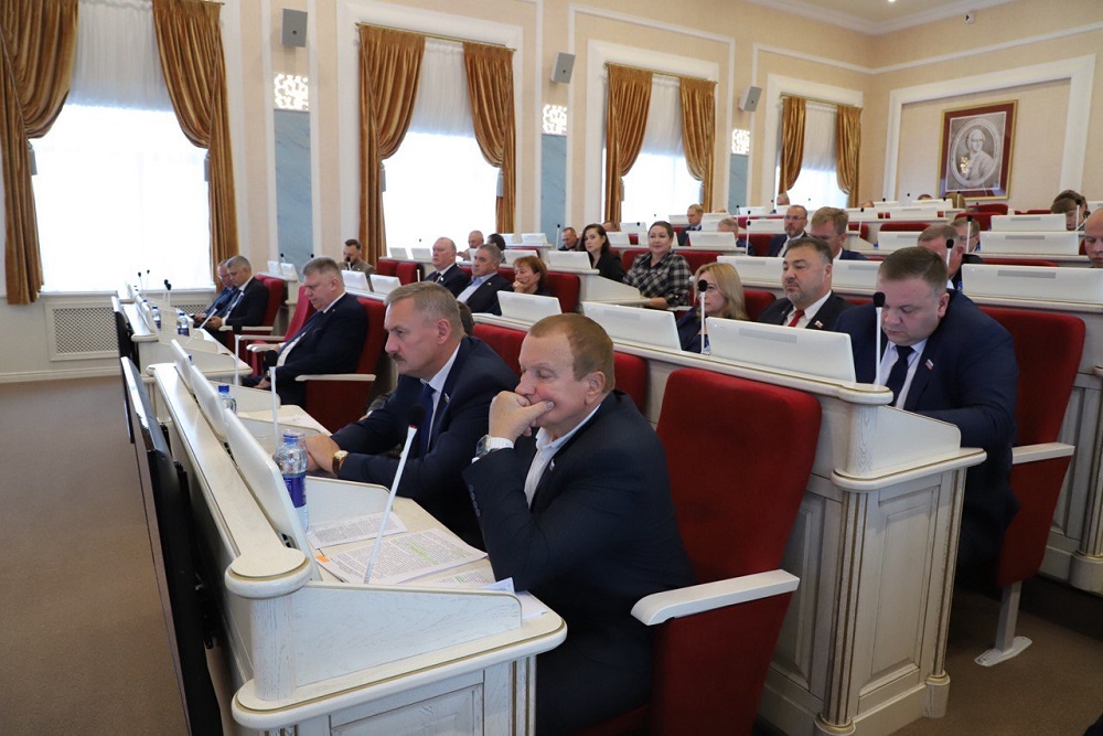 На первой после парламентских каникул сессии областного собрания Поморья депутаты внесли изменения в Устав Архангельской области, обсудили исполнение бюджета региона, а в целом рассмотрели 43 вопроса.