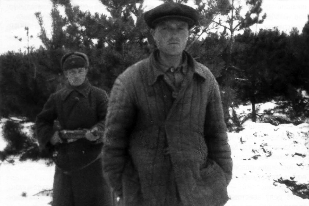 Расстрел изменника Родины Федощенко. 1-я Гвардейская дивизия, Юго-Западный фронт. 13 марта 1942 г. Кадр из кинолетописи "Юго-Западное направление". Производство ЦСДФ. 1942 г.