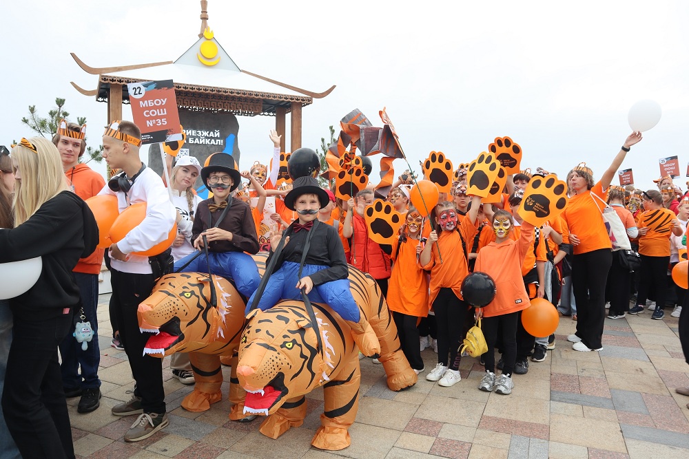 В тигрином шествии участвовали тысячи владивостокских школьников.