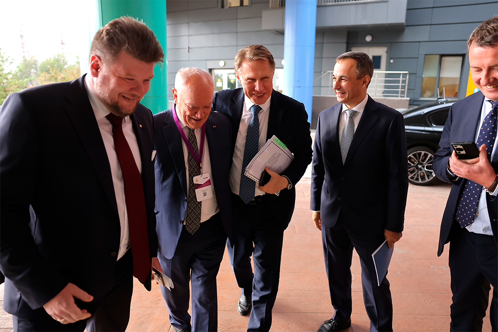 Глава Минздрава Михаил Мурашко (в центре) не мог не присоединиться к участникам конгресса. 