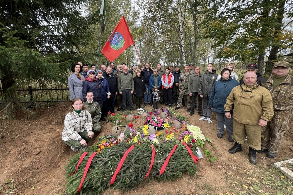 Сержанта Виктора Рябова и 47 неизвестных воинов упокоили в братской могиле у смоленской деревни Рыльково.