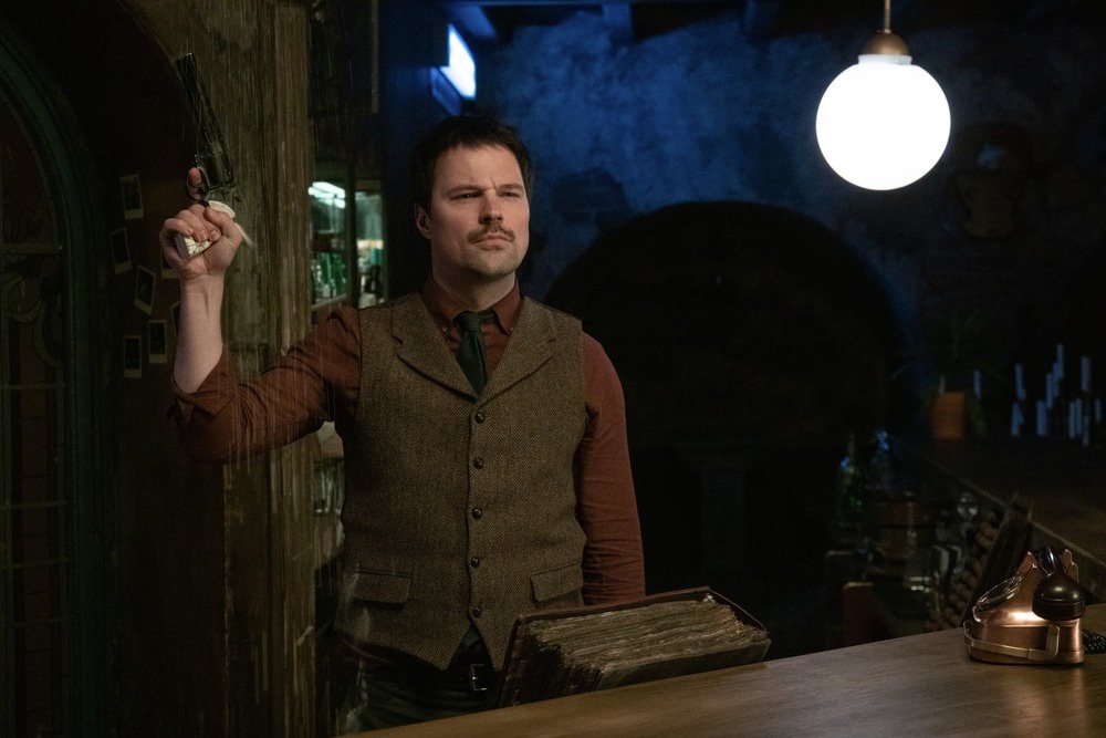 В баре "Один звонок" бармен в исполнении Данилы Козловского предлагает позвонить тому, кого давно нет в живых. 