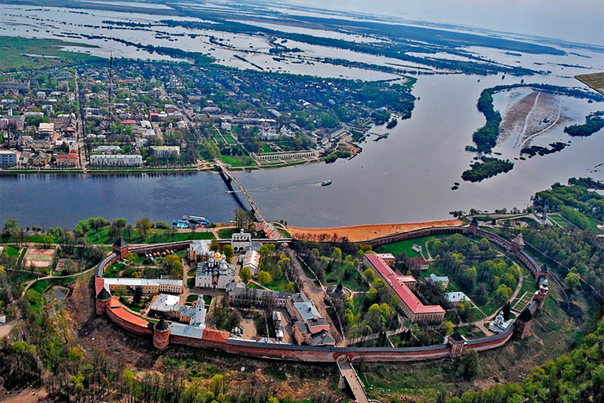 В разные периоды на этой территории жили ильменские словене, кривичи, водь, ижора, карелы, вепсы, саамы, варяги, чудь, югра...