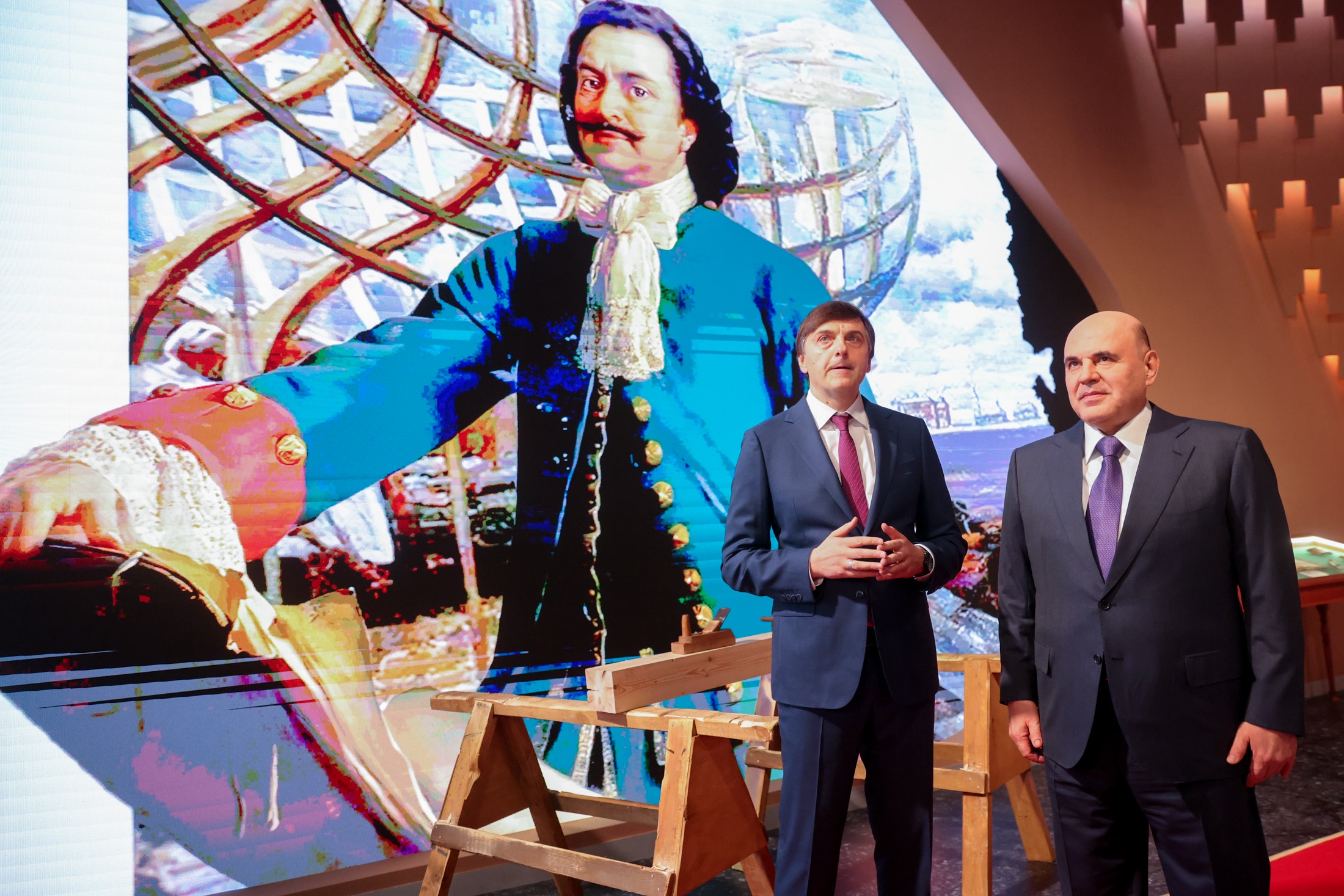 Михаил Мишустин и министр просвещения Сергей Кравцов на выставке "85 лет системе СПО: сила в мастерстве!". 