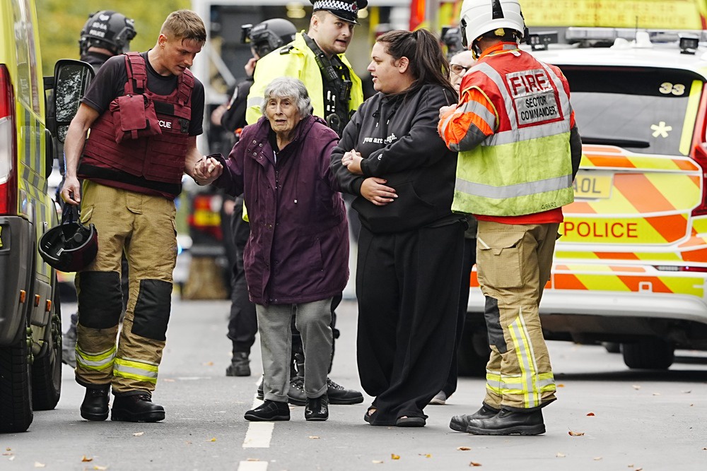 Спасатели помогают людям после нападения на синагогу в британском Манчестере.