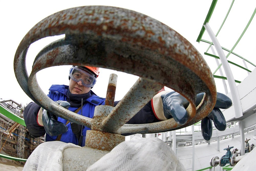 Сокращать добычу нефти сейчас невыгодно ни России, ни другим участникам ОПЕК+. 