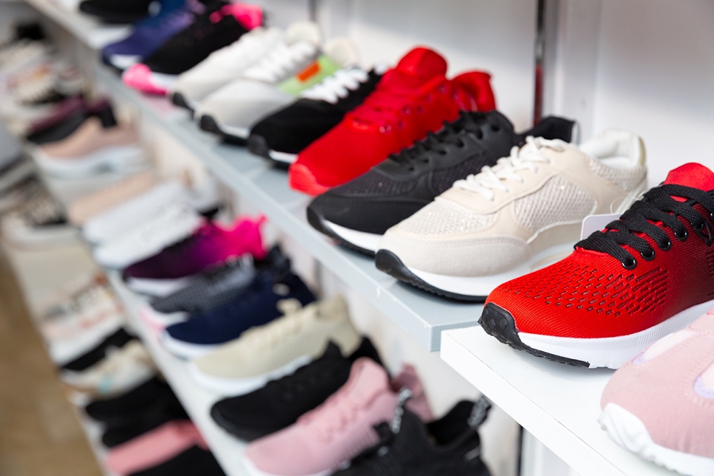 кроссовки на витрине
