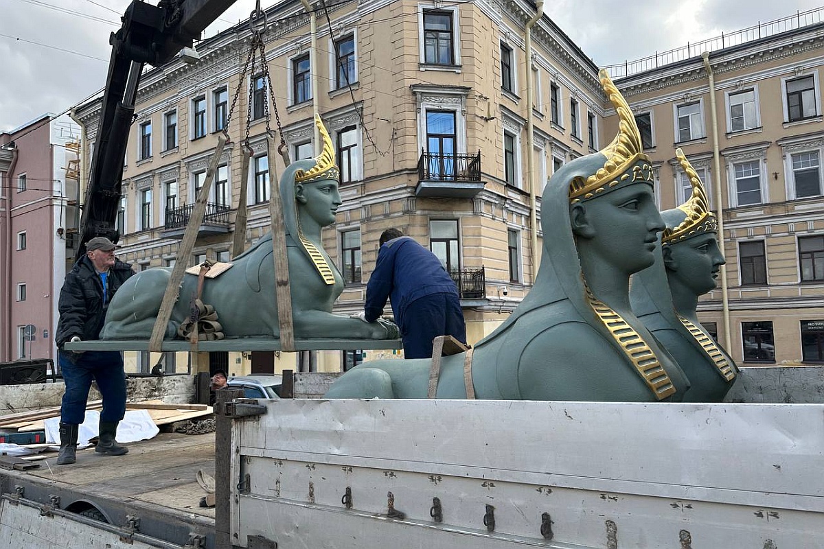  Ухудшение состояния сфинксов стало заметно после новогодних праздников, когда на постаменты и лапы скульптур прикрутили новогодние украшения.