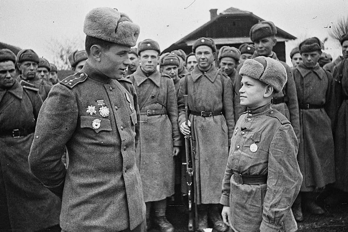 О воронежском мальчишке Феде Самодурове в 1944-м рассказало фото известного фронтового фотокорреспондента Аркадия Шайхета.