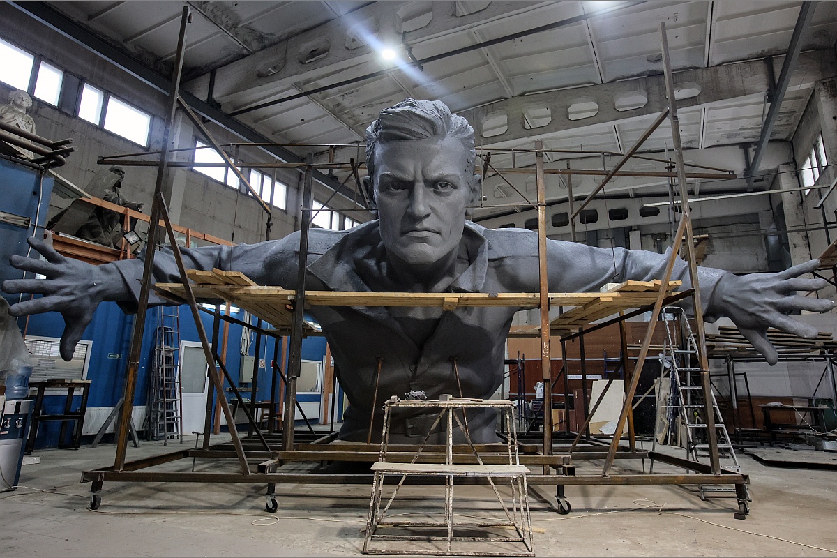 Автором огромной фигуры солдата стал скульптор Андрей Коробцов. К его творению претензий нет, а вот дальнейшее обустройство мемориала вызвало вопросы у прокуратуры.