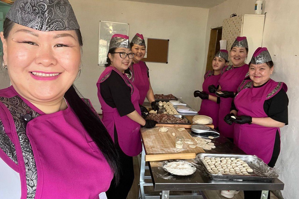 Ферма агроблогера Рэгжид Цыдыповой (на фото слева) славится буузами, которые готовят в магазине-кафе в ее родном селе.