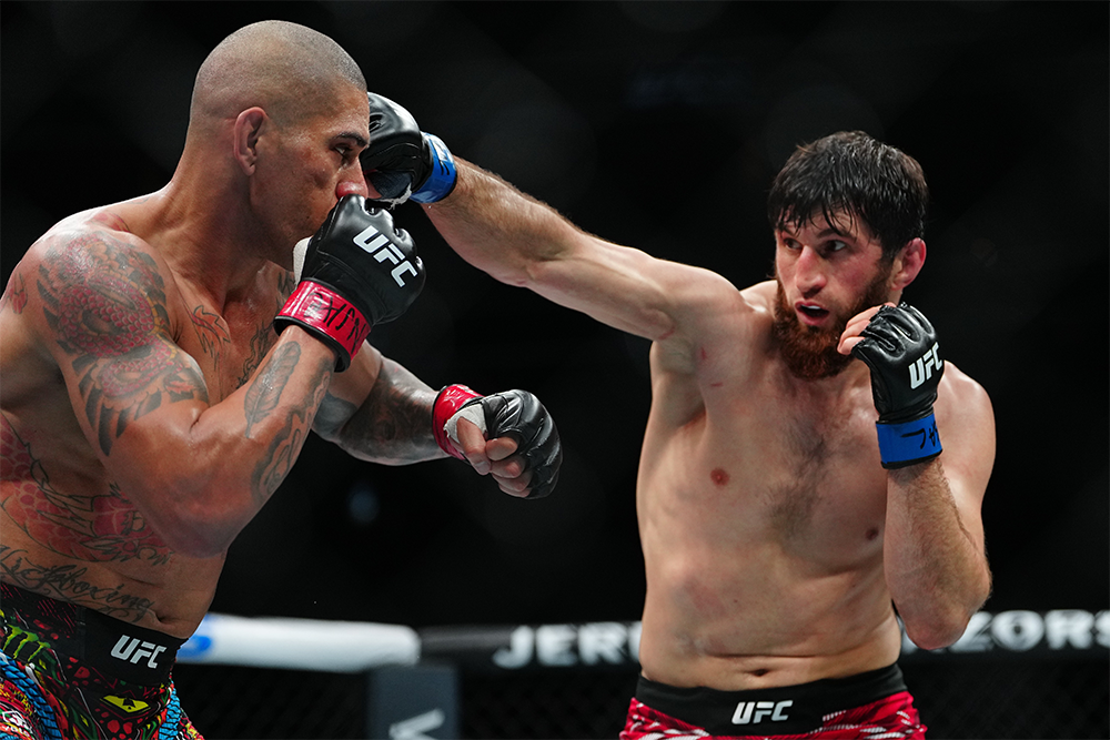 В марте в титульном бою у Магомеда Анкалаева (справа) и соперник был тот же, и место проведения поединка.