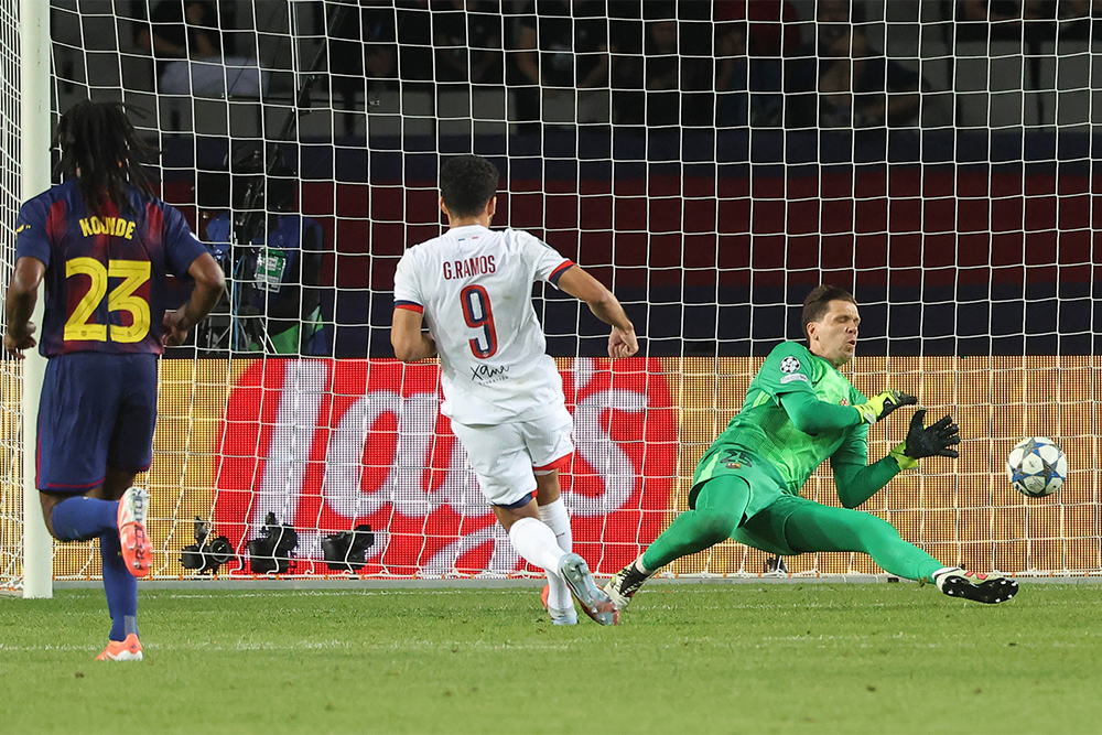 Португалец Гонсалу Рамуш (№ 9) принес победу "ПСЖ" ударом на 90-й минуте.