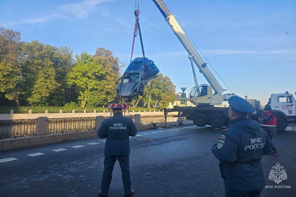 Автомобиль извлекли из Фонтанки автокраном