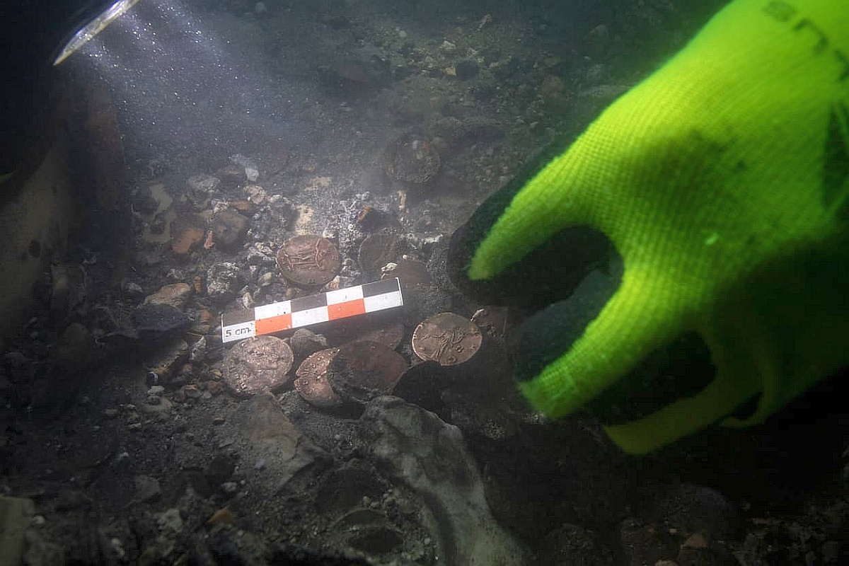 Клад из 847 римских монет III века н. э. обнаружили в водах реки Роны.