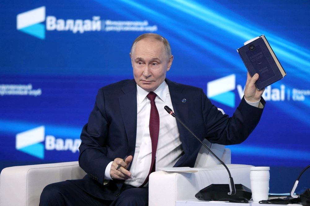 Владимир Путин прочитал участникам форума стихотворение Пушкина "Бородинская годовщина": "В нем ответы на многие вопросы".