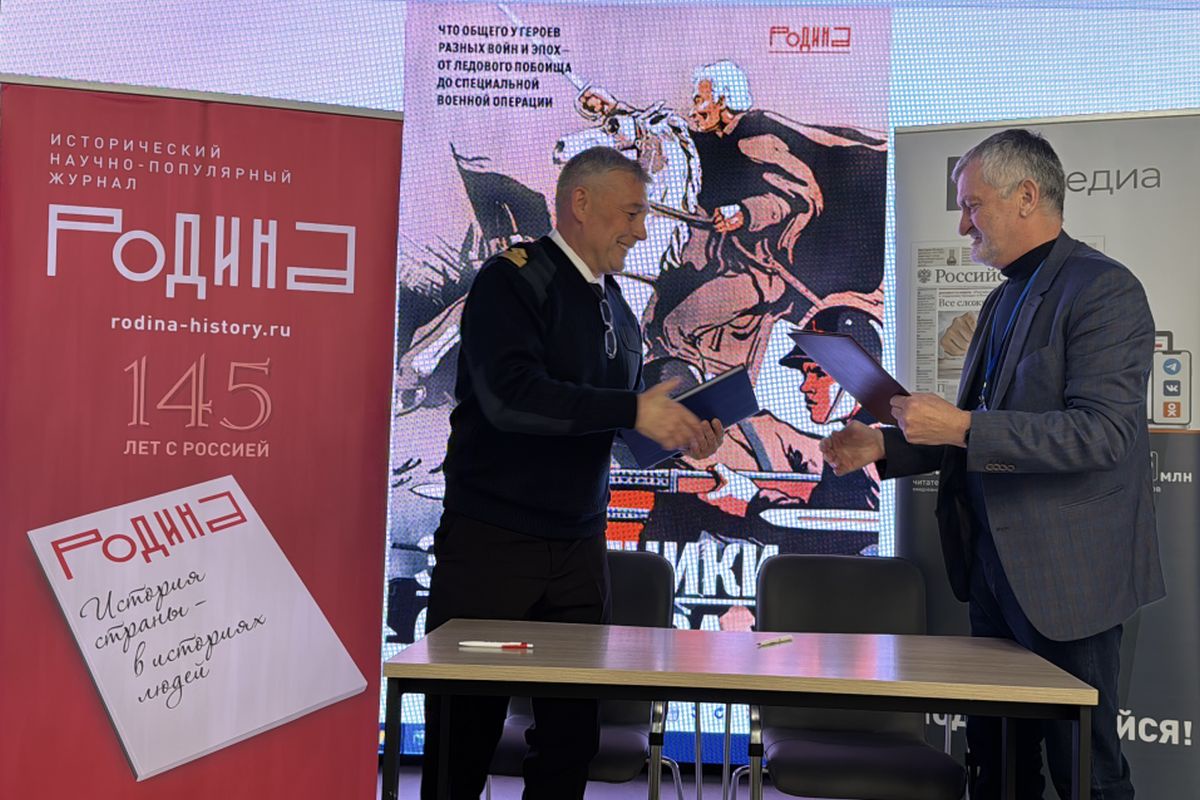 Шеф-редактор журнала "Родина" Игорь Коц и директор Азовского морского института Владислав Груздев подписывают соглашение о сотрудничестве. 
