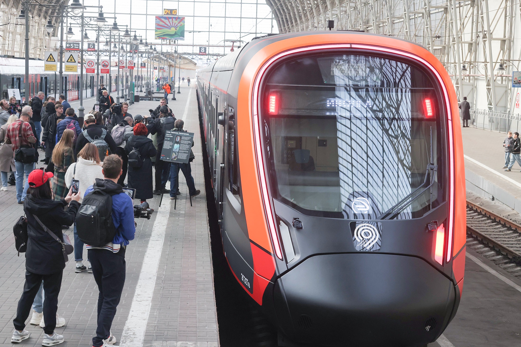 Главное внешнее отличие юбилейного поезда - черный матовый цвет. Главное внешнее отличие юбилейного поезда - черный матовый цвет.