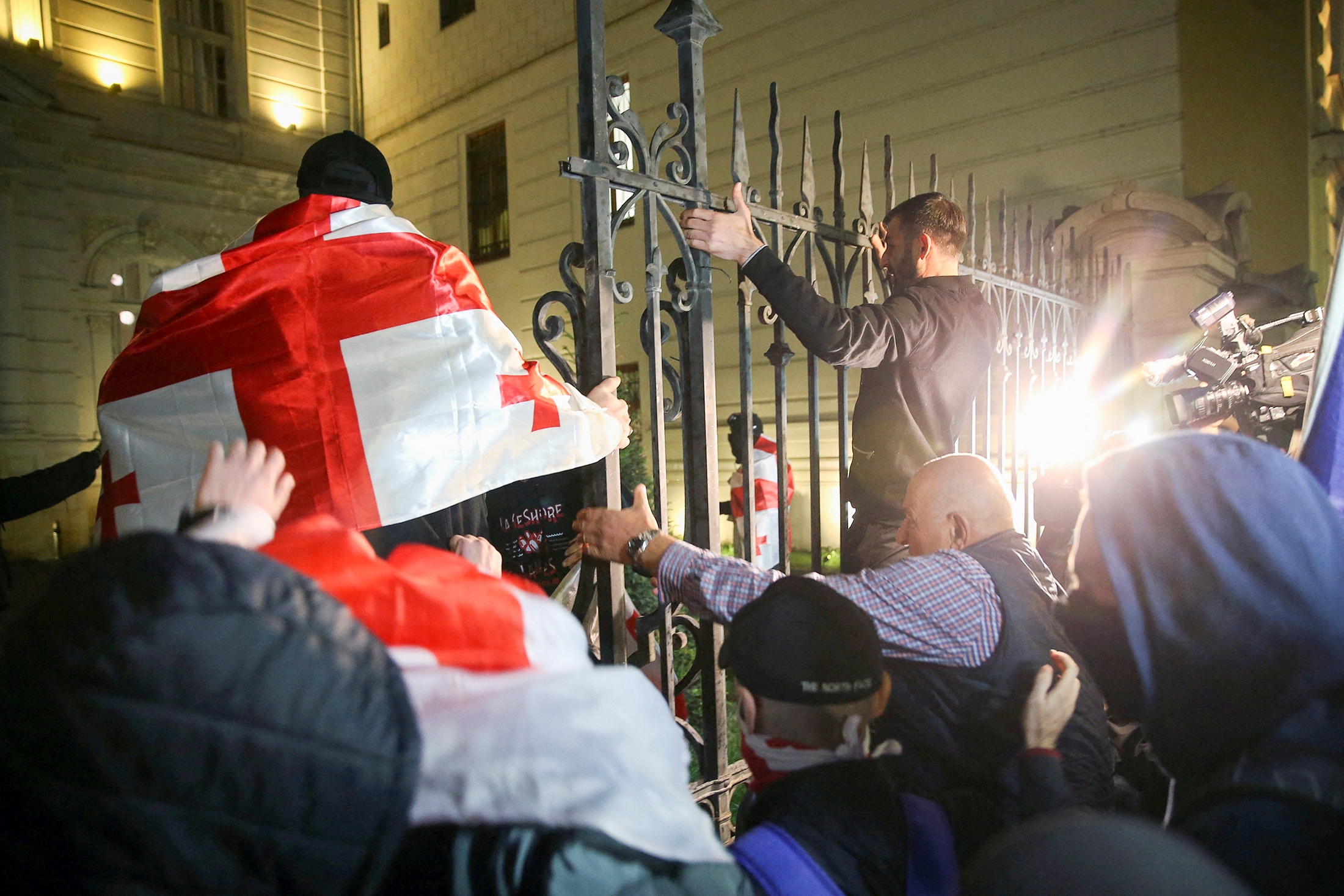 Бунтовщики в Тбилиси пытаются взять штурмом президентский дворец. Полиция госпереворота не допустила.