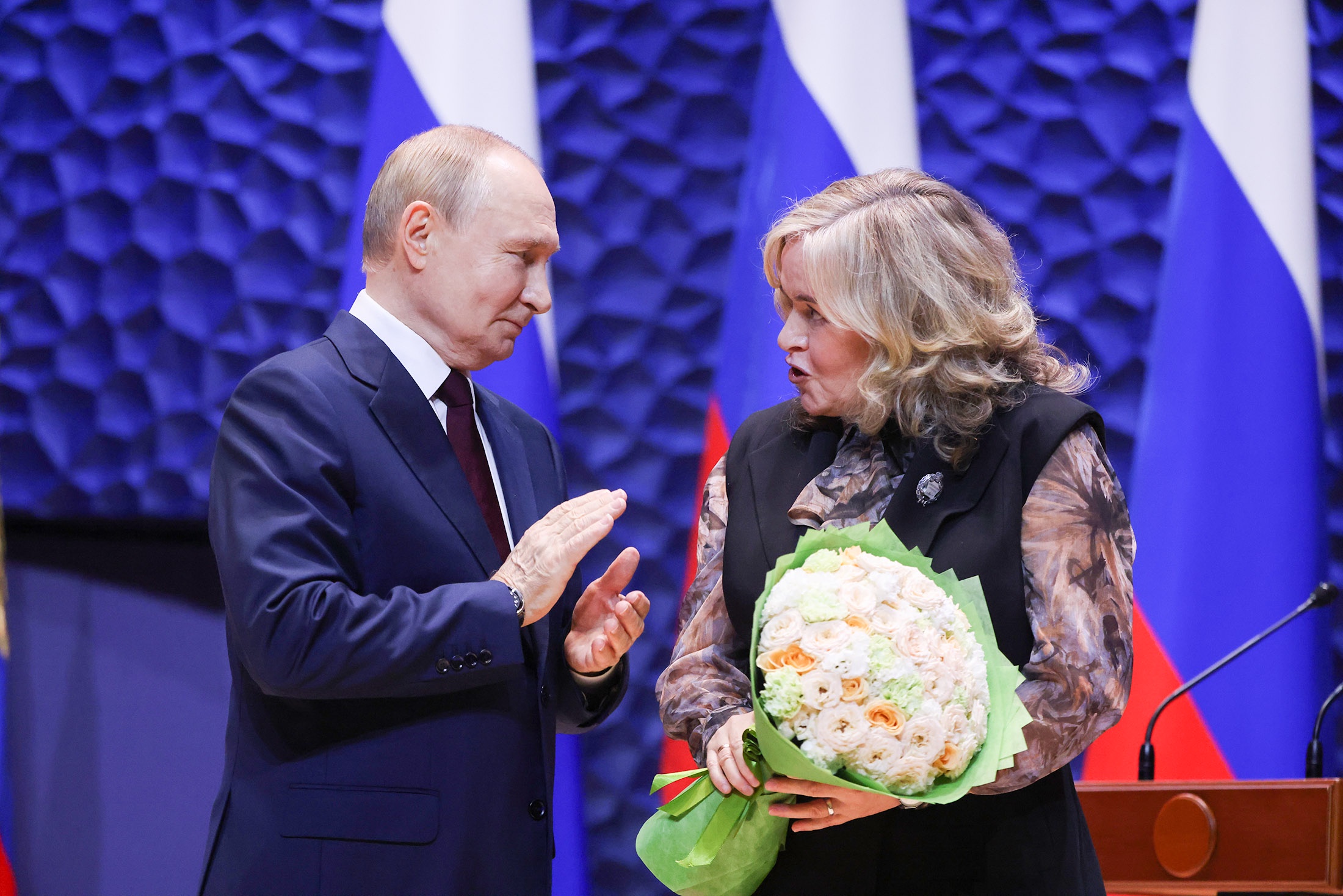 Владимир Путин присвоил звание "Заслуженный учитель" наставнику участника СВО из Тихвина Зое Никитиной.