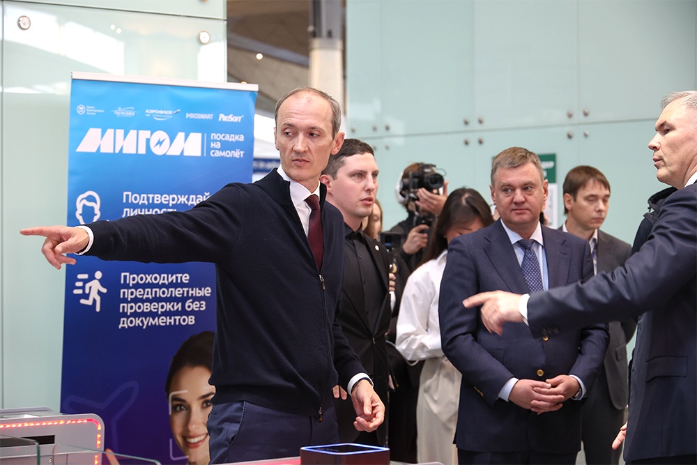Дмитрий Григоренко на себе проверил надежность работы биометрической системы "Мигом".