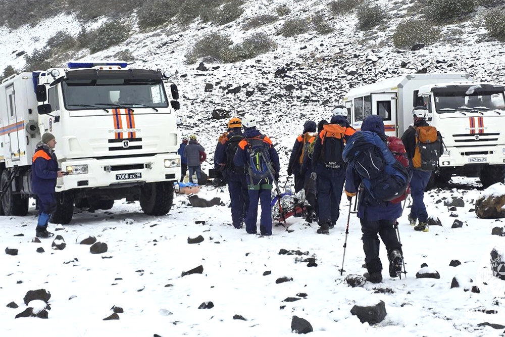 На выручку туристам отправились около 50 спасателей. И был задействован вертолет.