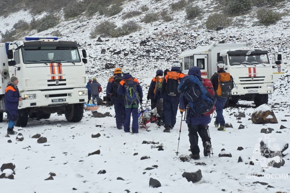 Пострадавшую спустили с вулкана на носилках Пострадавшую спустили с вулкана на носилках
