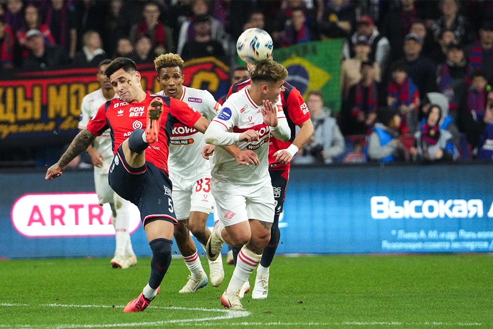 Дерби между ЦСКА и "Спартаком" получилось по традиции боевым: никто не хотел уступать.