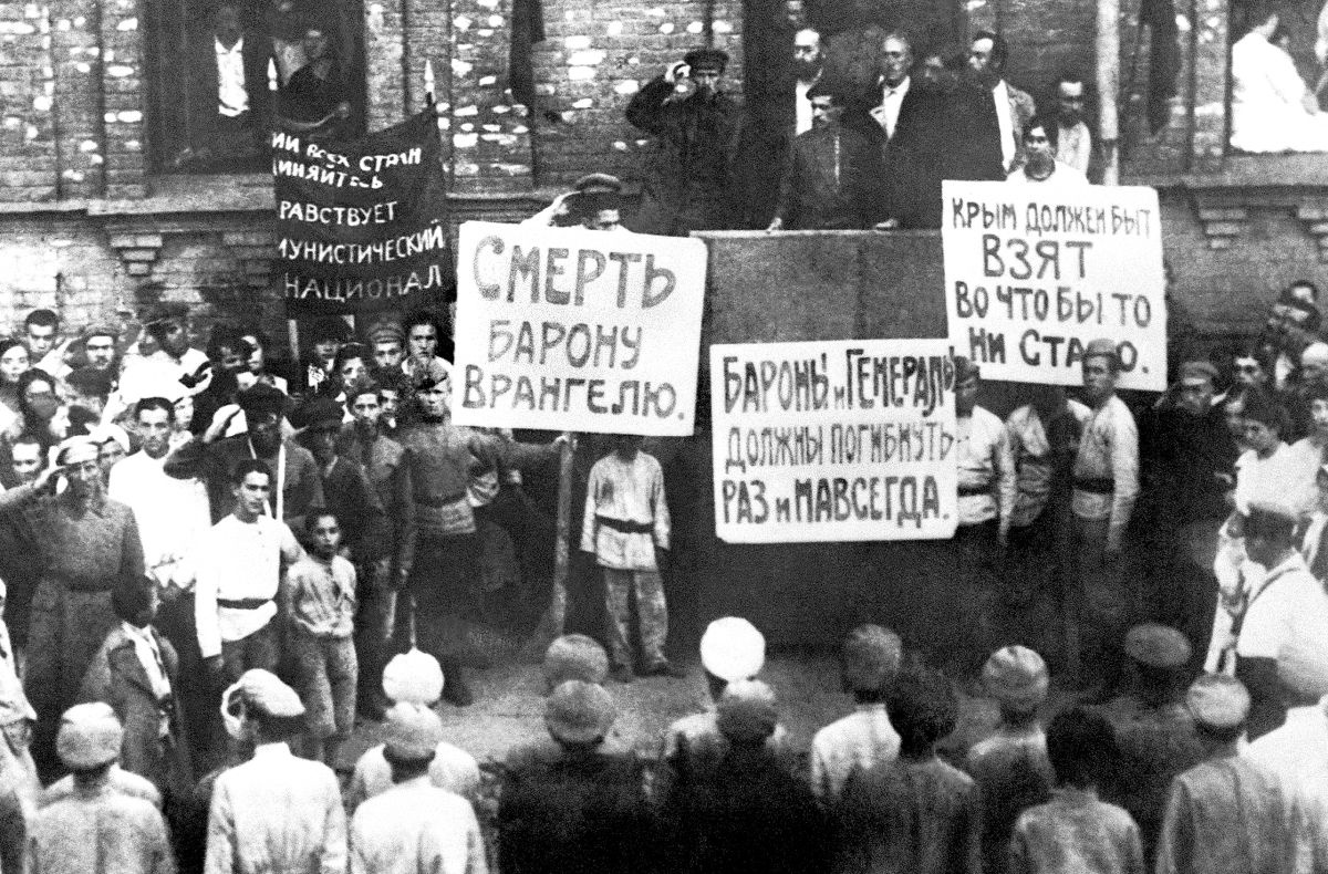 Митинг в поддержку Красной армии в период борьбы с Врангелем. 1920 г.