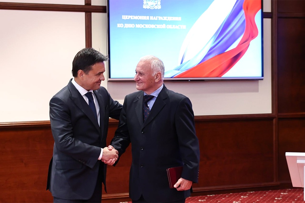 Губернатор вручает награду Вадиму Конончуку из "Федерального исследовательского центра "Немчиновка".