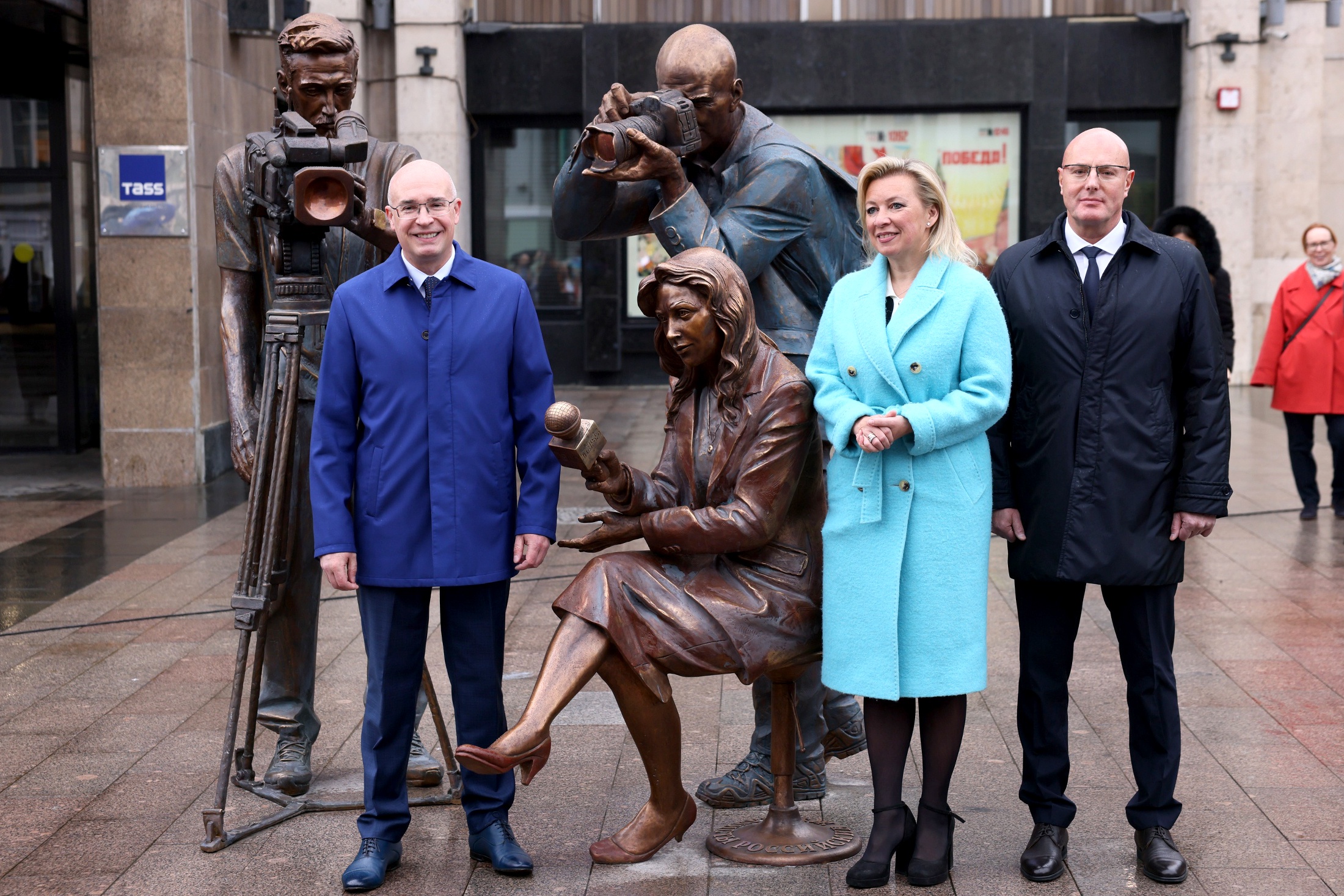 Памятник "Российские журналисты" открыли Дмитрий Чернышенко (справа), Мария Захарова и Андрей Кондрашов.