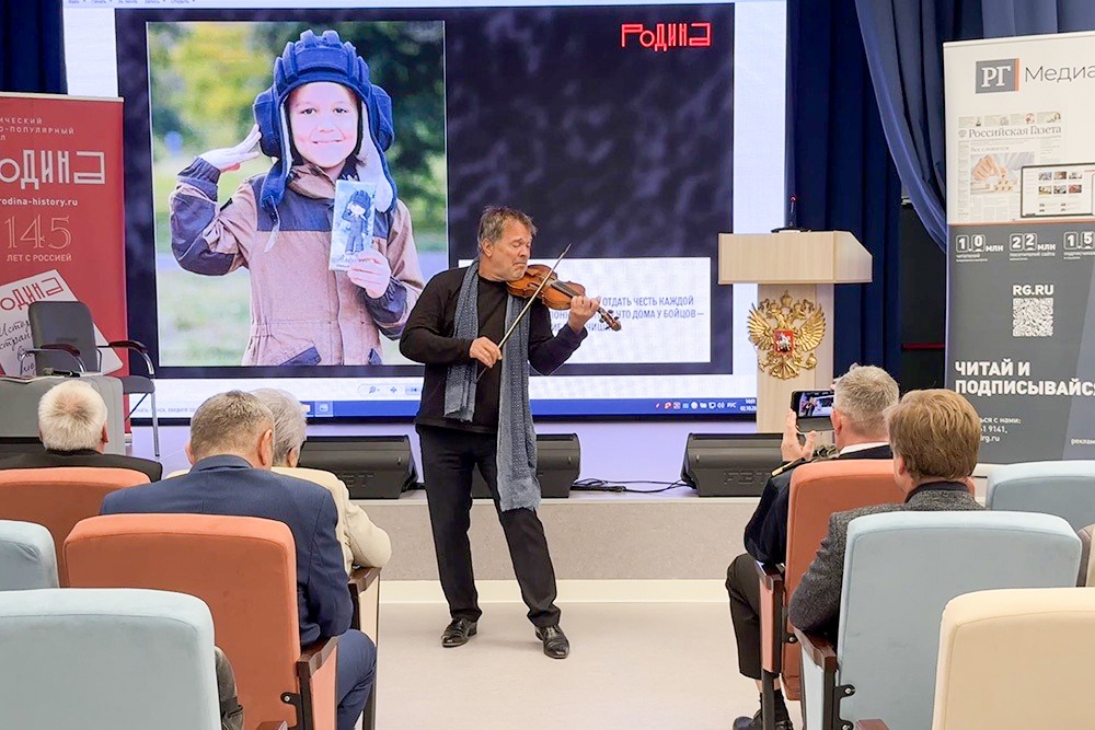 "РГ" пригласила на конференцию виртуоза-скрипача Андрея Решетина.