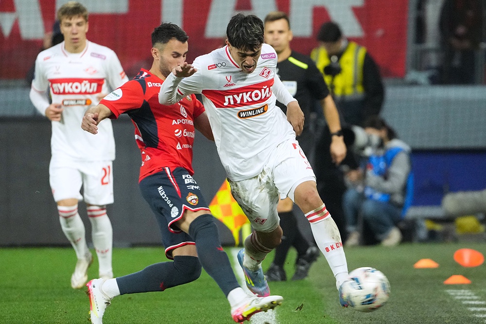 Благодаря победе над "Спартаком" в дерби ЦСКА остался лидером чемпионата России. 