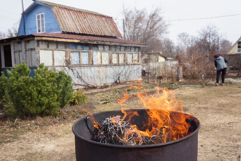 Опавшие листья можно сжигать также в железных емкостях, удаленных от любых строений.