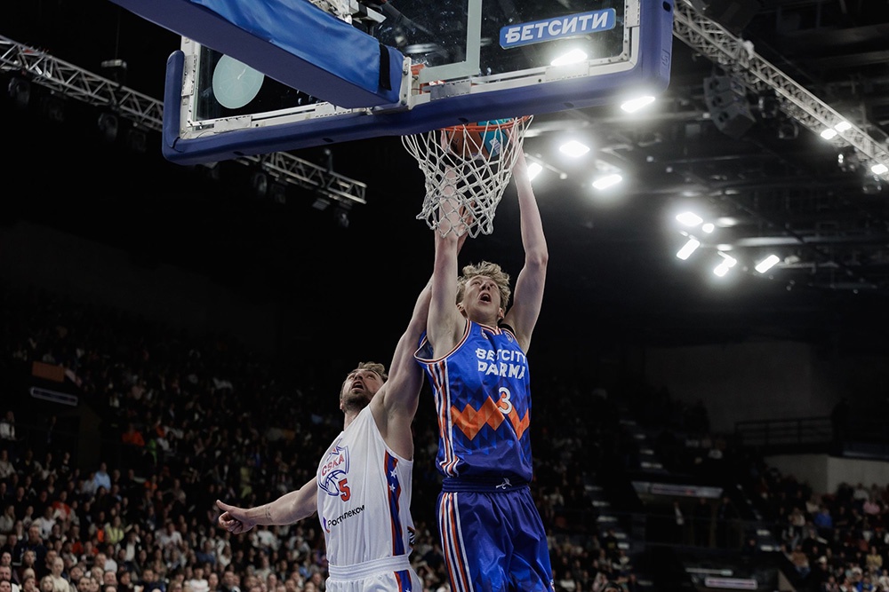 При заполненных домашних трибунах игроков пермской "Пармы" было не остановить.