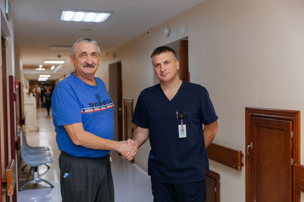 Пациент с хирургом Алексеем Петровым перед выпиской.