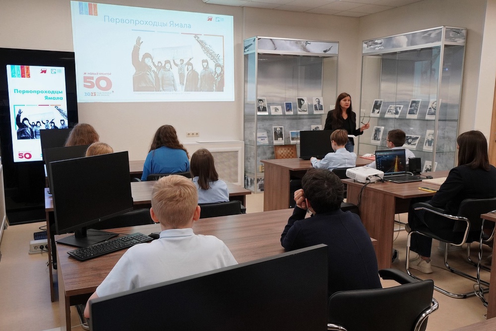 Лекторы стараются подавать информацию нескучно, например, предлагают посмотреть короткий документальный фильм, готовят мультимедийные презентации.