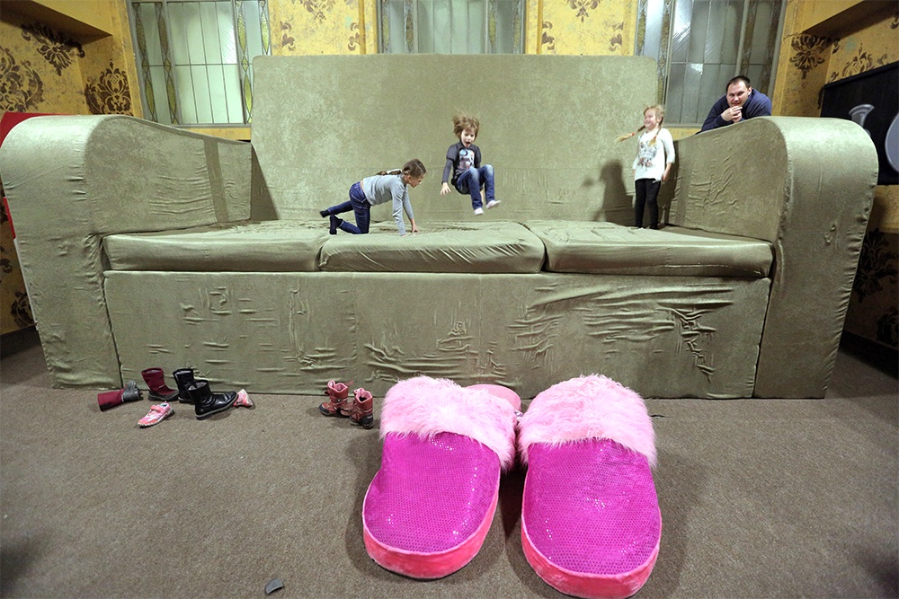 Любые изделия из искусственной кожи, что обувь, что мебель, значительно хуже поддаются ремонту.