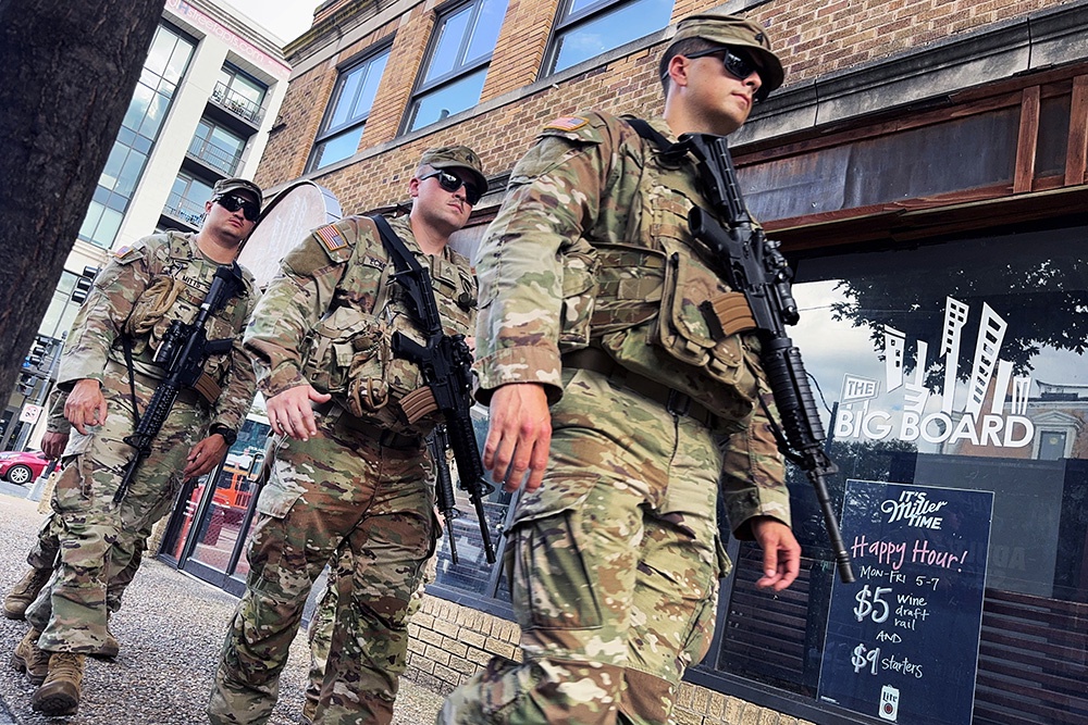 Солдаты Нацгвардии США патрулируют улицы американских городов с оружием в руках.