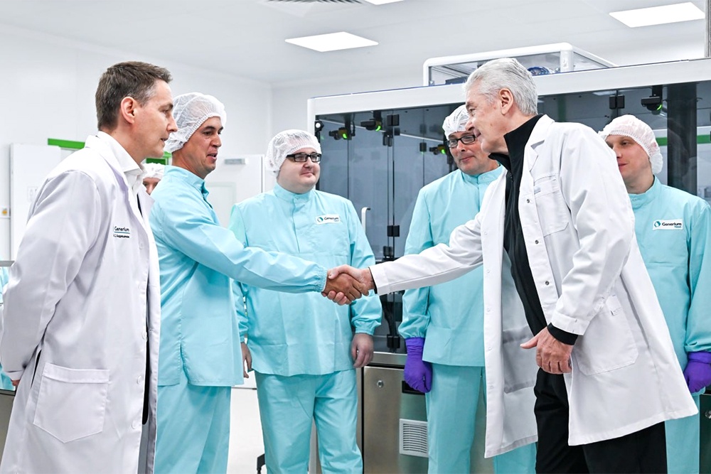 Собянин поздравил работников нового фармзавода с Днем московской промышленности.