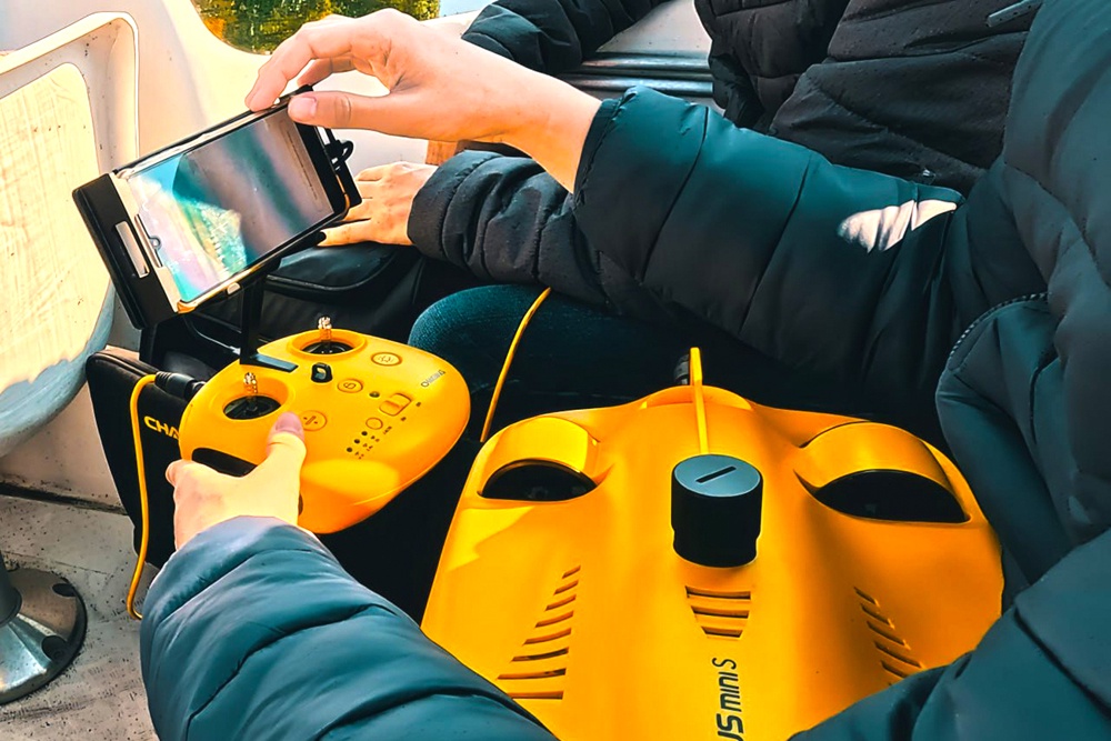 Специалисты наблюдали, как дрон исследует подводные глубины.