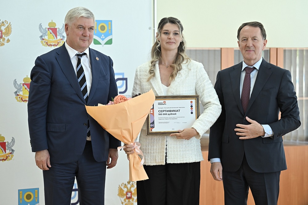 Губернатор Александр Гусев (слева) и вице-спикер Госдумы Алексей Гордеев наградили председателя ТОС "Круглый дом" Марию Коротких за лучший проект по благоустройству.